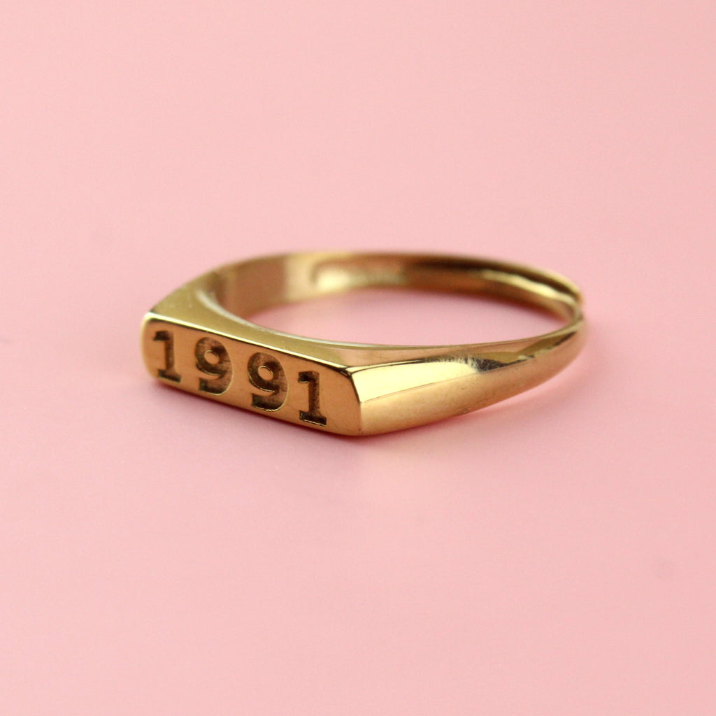 Gold plated stainless steel ring with 1991 engraved on the front