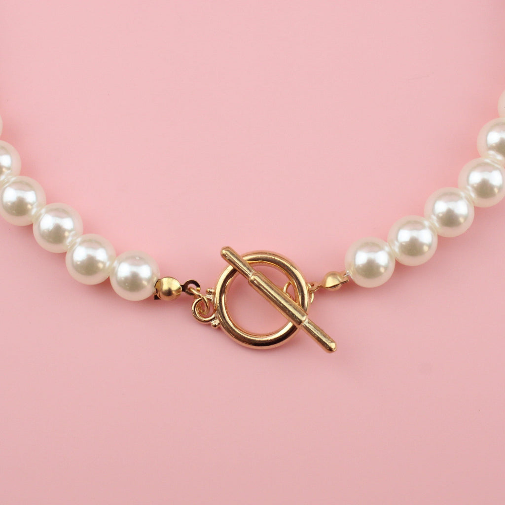 Plastic pearl necklace with a gold zinc alloy toggle clasp