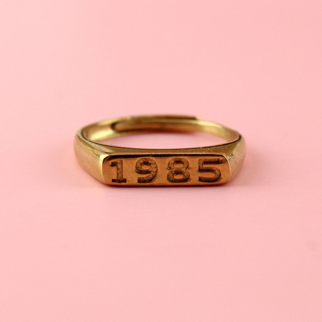 Gold plated stainless steel ring with 1985 engraved on the front