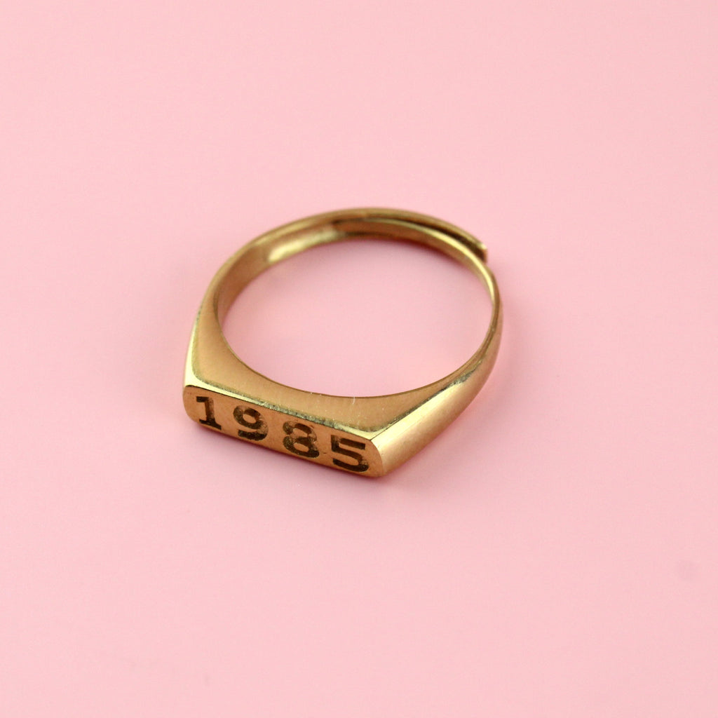 Gold plated stainless steel ring with 1985 engraved on the front