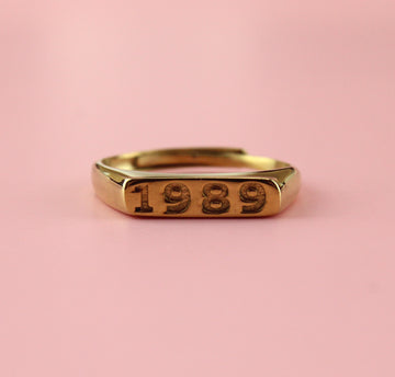 Gold plated stainless steel ring with 1989 engraved on the front