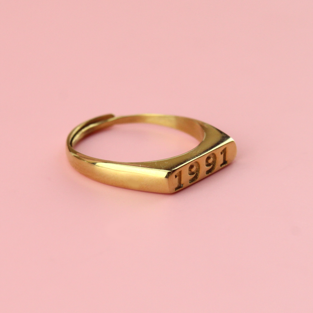 Gold plated stainless steel ring with 1991 engraved on the front