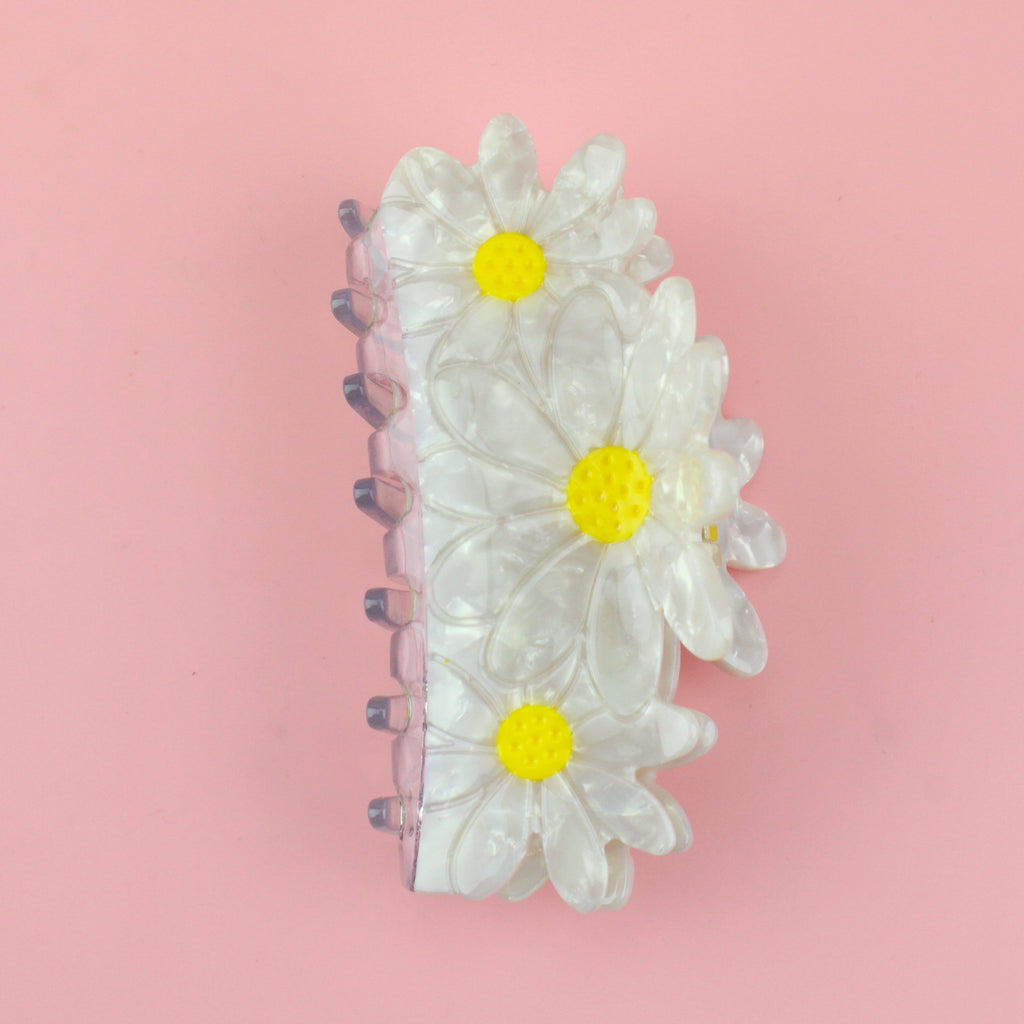 Claw clip made up of three acrylic daisies