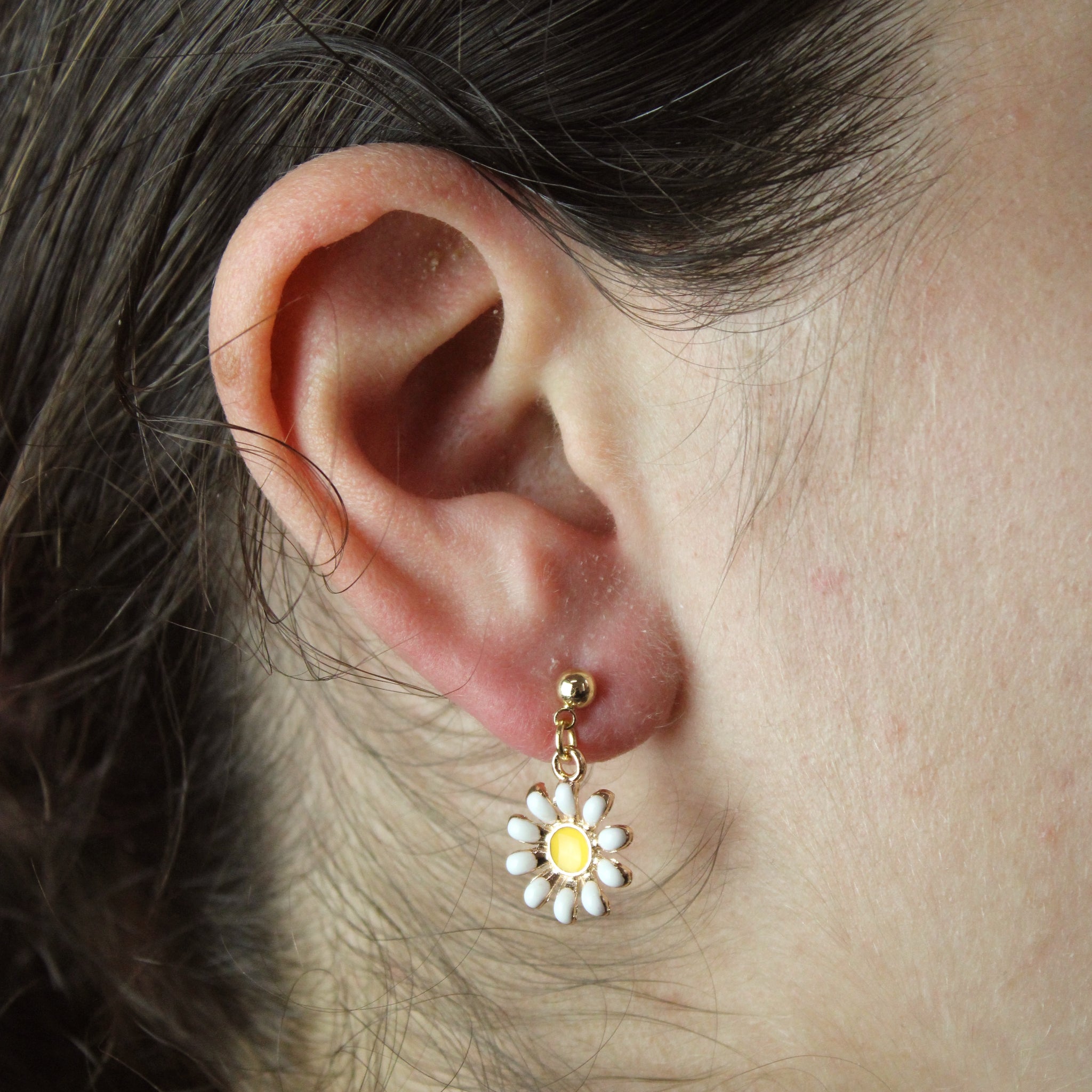 Enamel daisy earrings deals