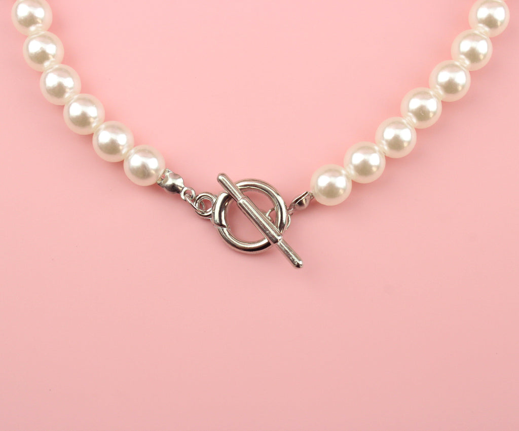 Necklace made of plastic pearls and a zinc alloy silver toggle 