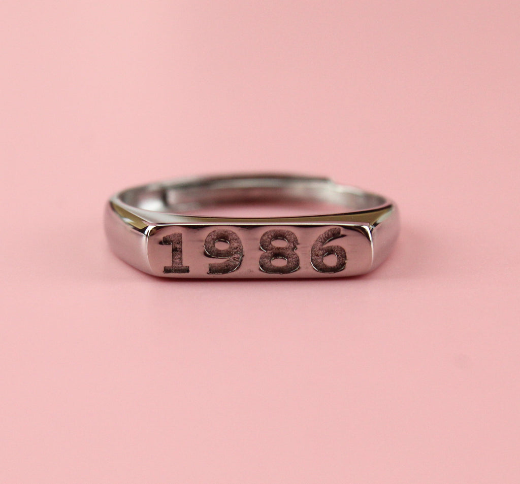 Stainless steel ring with 1986 engraved on the front