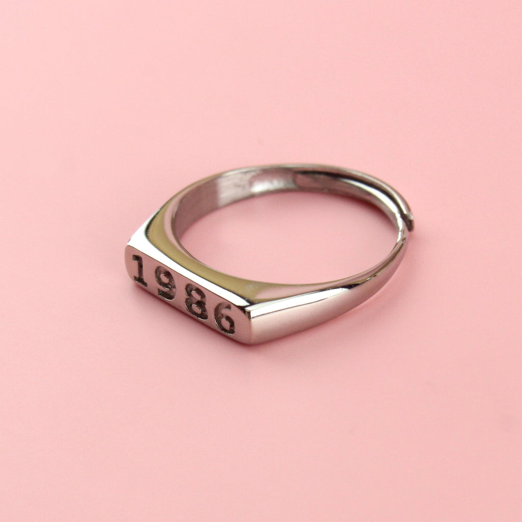Stainless steel ring with 1986 engraved on the front