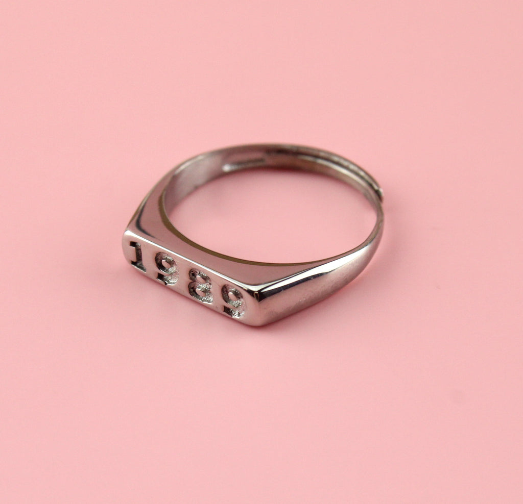 Stainless steel ring with 1989 engraved on the front