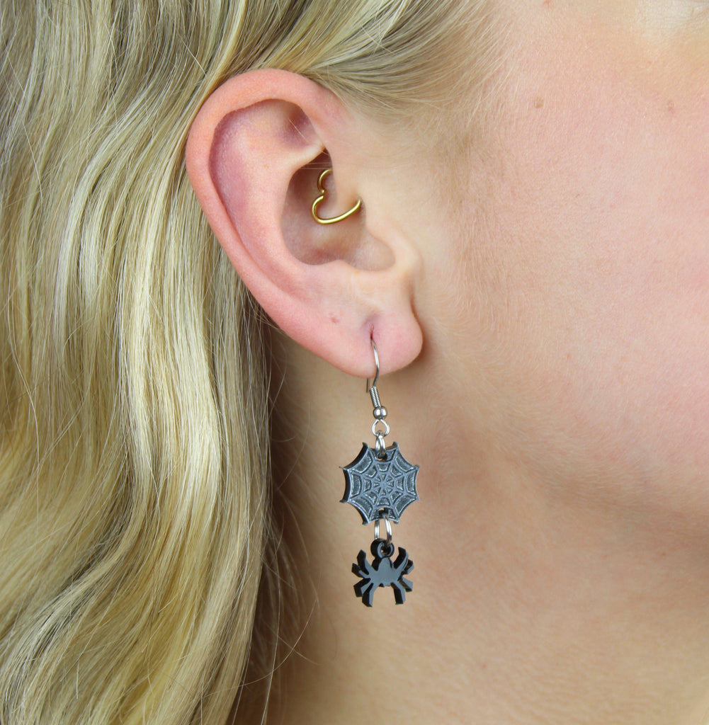 No Web Home Spider Earrings - Sour Cherry