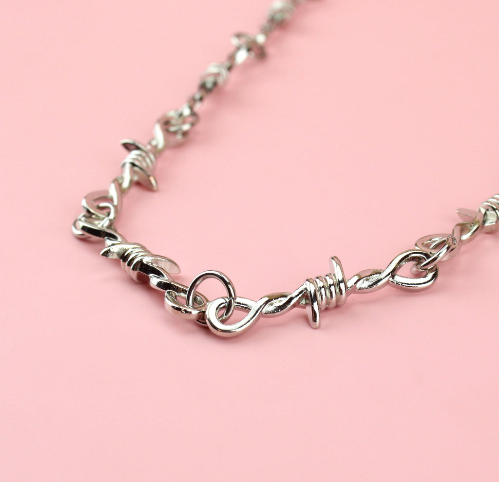 Close up of the 16 inch thin barbed wire necklace