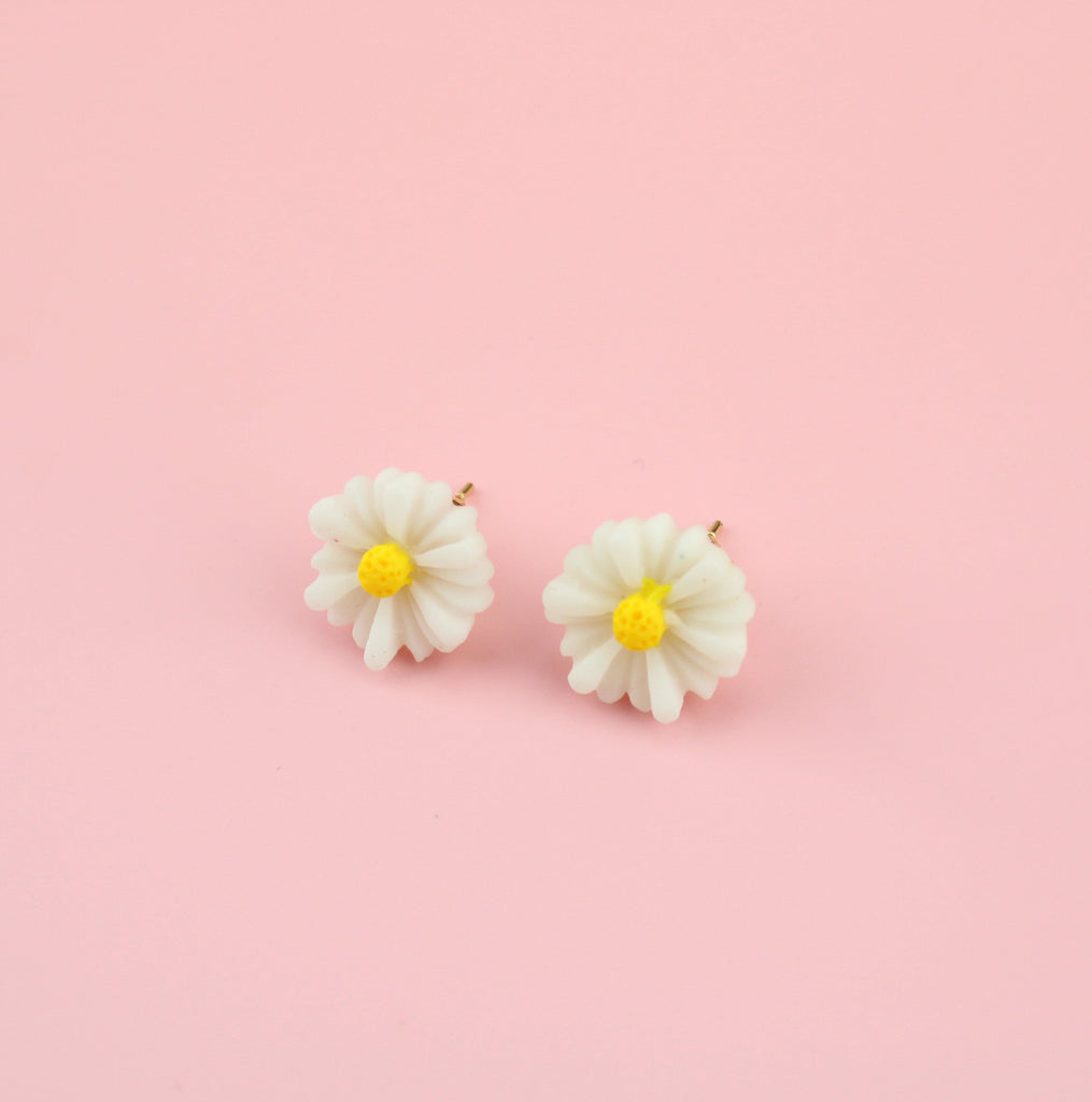 Resin white and yellow daisy studs