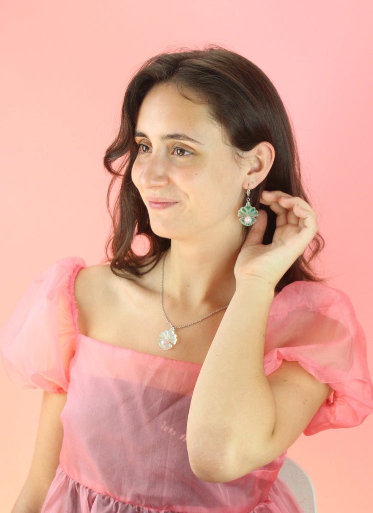 Iridescent Clam Shell Pendant Necklace - Sour Cherry